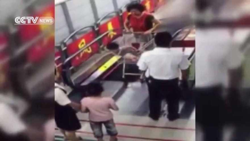 Bé ngã đập đầu vì mẹ cho ngồi xe đẩy đi thang cuốn