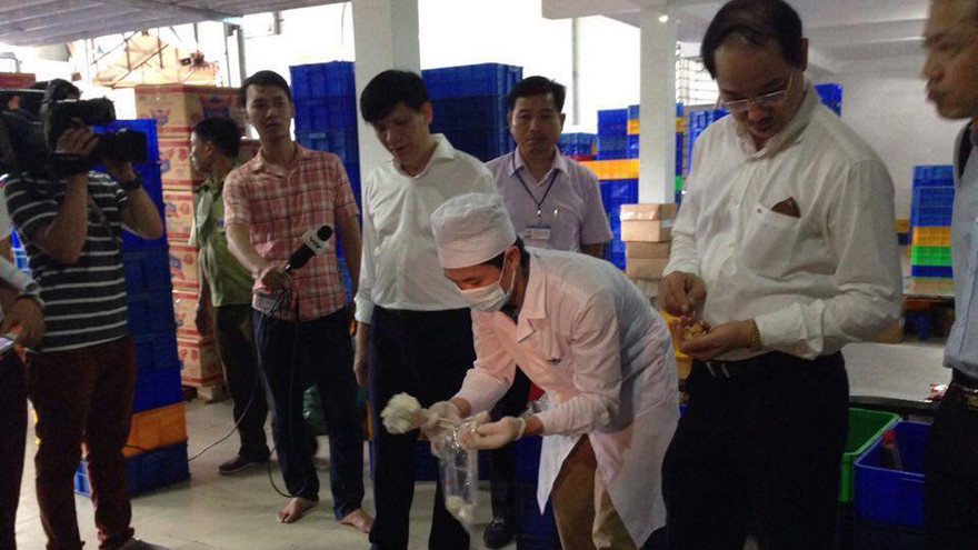 Đoàn lấy mẫu bánh để kiểm tra chất lượng