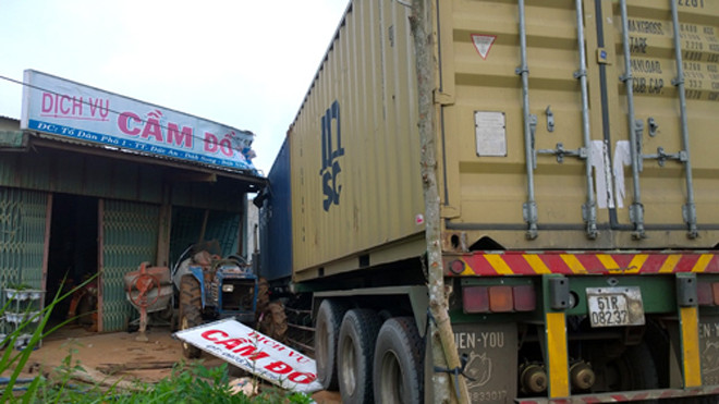 Container lao thẳng vào hai căn nhà. Ảnh: Thiện Nhân