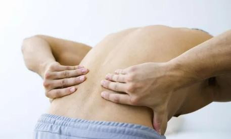 Các nhà khoa học nghĩ rằng họ đã giải quyết được bí ẩn vì sao lưng lại đau vào buổi sáng