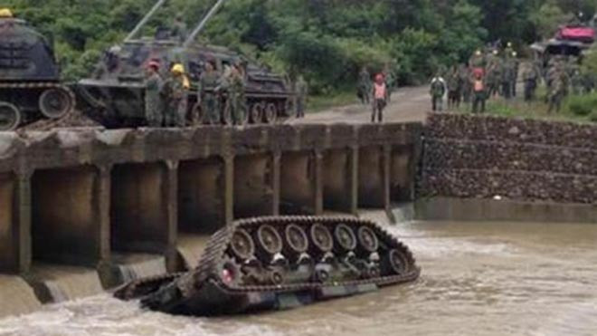 Xe tăng Đài Loan kẹt xích, lật nhào xuống suối. Ảnh: CNA.