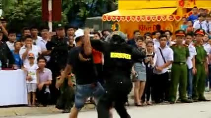 Cảnh sát cơ động diễn tập khống chế côn đồ đòi nợ thuê