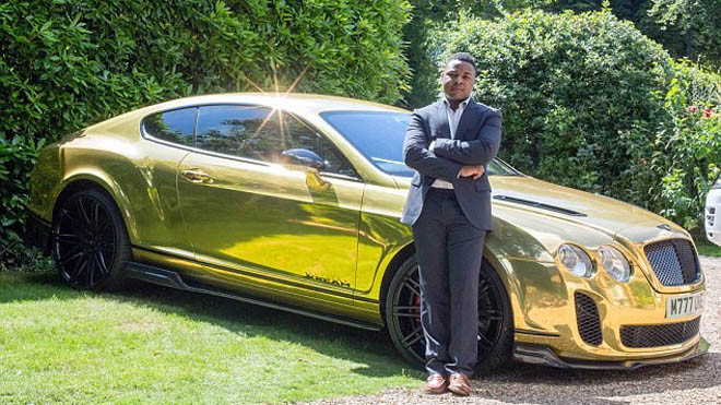 Robert Mfune bên chiếc xế hộp mạ vàng đắt tiền.