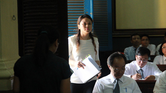 Bà Trần Ngọc Bích nói bút tích Tòa đưa cho bà xem có viết thêm dòng chữ “Nhận lãi ngoài”. Ảnh: Tân Châu