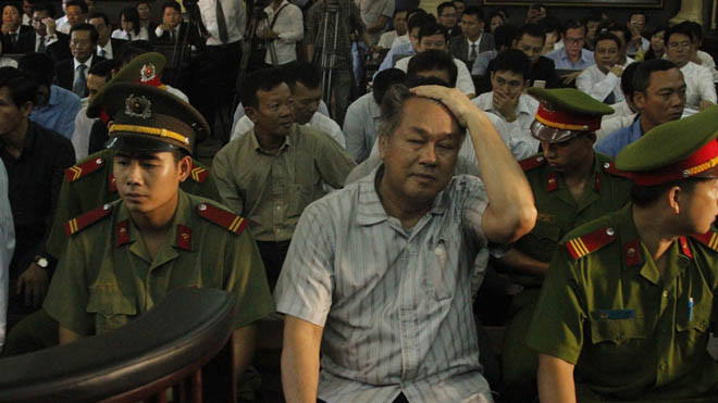 Ông Phạm Công Danh bật khóc tại tòa khi nhắc đến các thuộc cấp. Ảnh: Tân Châu