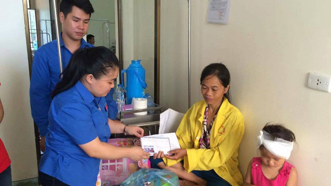 Thăm hỏi gia đình gặp nạn.