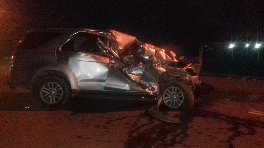 Chiếc xe ô tô du lịch bẹp dúm sau tai nạn.