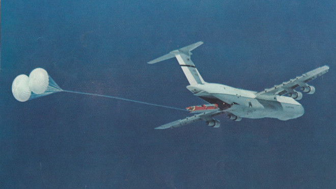 Một tên lửa Minuteman III được thả từ máy bay vận tải C-5 trong một thử nghiệm. Ảnh: USAF