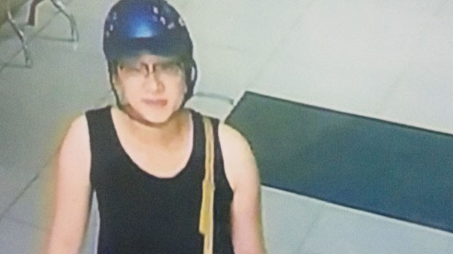 Cô gái bị camera trường học ghi hình trong ngày mất trộm đồ. Ảnh cắt từ clip.