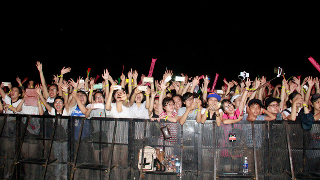 Cháy hết mình cùng các thần tượng. Ảnh: Thanh Trần. 