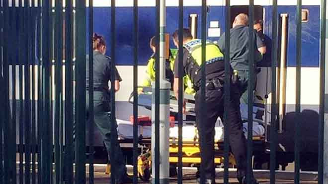 Cảnh sát đưa thi thể của nạn nhân xuống tàu. Ảnh: Mirror