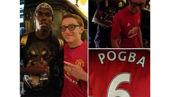 Pogba ký vào áo Man Utd hôm 31/7.