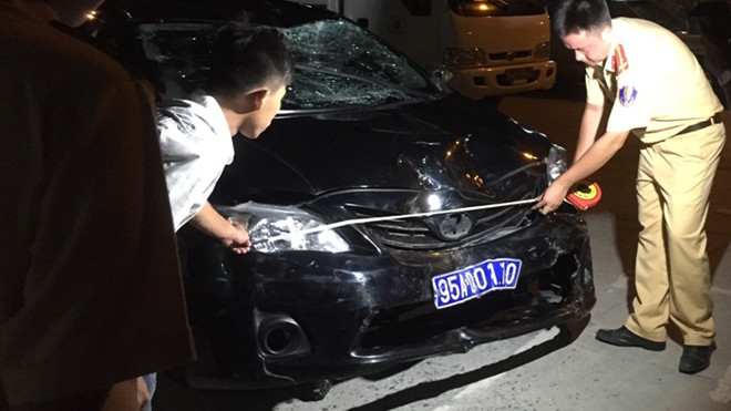 Xe ôtô gây tai nạn bị hư hỏng nặng.