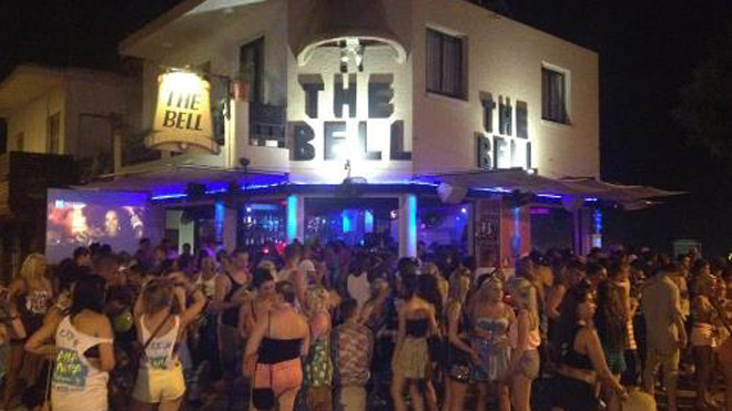 Bên ngoài hộp đêm, nơi du khách người Anh bị đâm chết. Ảnh: The Sun.