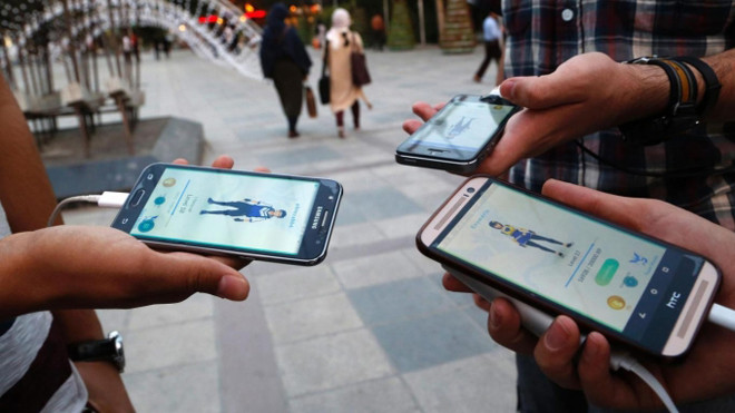 Ra mắt ngày 6/7 nhưng Pokemon Go nhanh chóng trở thành hiện tượng, vượt qua Twitter về lượng người dùng hàng ngày, giúp giá trị cổ phiếu của Nintendo tăng thêm 9 tỷ USD. (Ảnh: AFP)