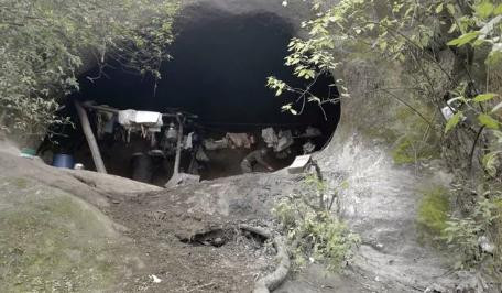 Ngôi nhà trong hang núi của ông Pedro Luca.