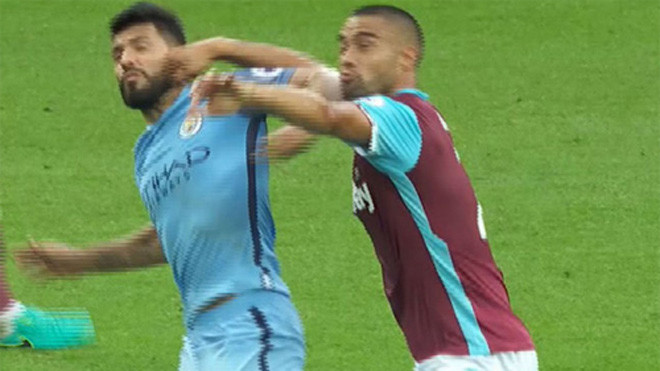 Pha chơi xấu của Aguero. 