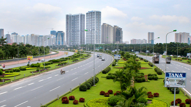 Không ít người “giật mình” về số tiền chi phí cắt cỏ trên Đại lộ Thăng Long