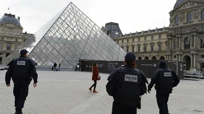 Cảnh sát tuần tra gần bảo tàng Louvre, Paris. Ảnh: IBTimes