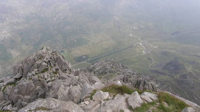 Quang cảnh nhìn từ núi Tryfan xuống. Ảnh: Ramblingpetewalks.