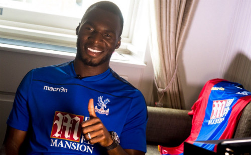 Benteke ra mắt trong màu áo Palace.