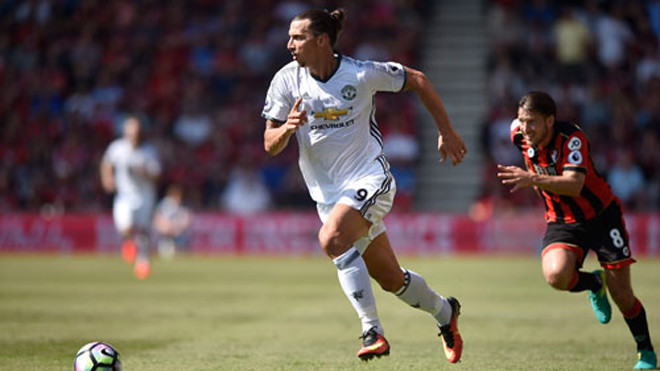 Ibrahimovic vẫn khiến các đối thủ phải vất vả chạy theo dù đã 34 tuổi. Ảnh: Reuters.