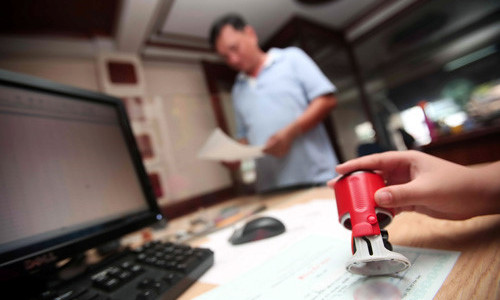 Kế toán Phạm Văn Trinh thừa nhận ký thay, song khẳng định việc đóng dấu vẫn do Giám đốc thực hiện trực tiếp. Ảnh minh họa: Ngọc Thạch