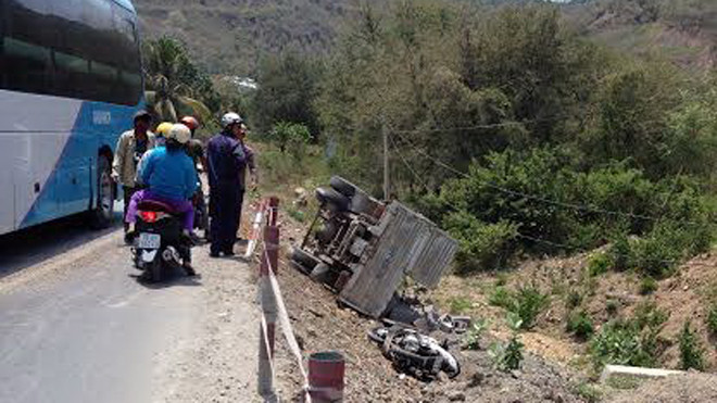 Xe tải lăn kềnh xuống vệ đường.