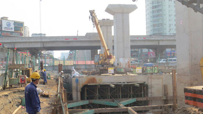 Công nhân Cienco 4 miệt mài làm việc trên công trường xây dựng hầm chui Thanh Xuân. (Ảnh chụp chiều 1/5).