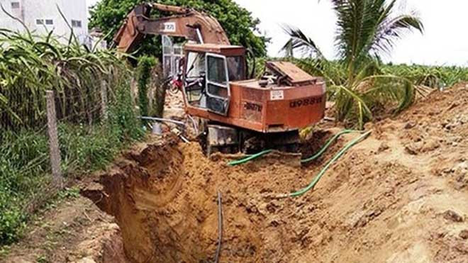 Chiếc hố nơi 2 nhân công thiệt mạng. Ảnh: Người Lao Động