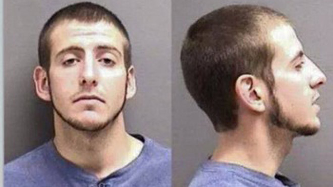 Levi Charles Reardon nhấn “like” bức ảnh truy nã của mình trên Facebook của cảnh sát