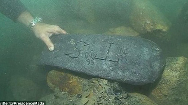 Một thợ lặn đang tiếp cận thỏi bạc từ dưới mặt nước. Thỏi bạc nặng 50kg và có giá trị tương đương 17.000 bảng Anh. Các nhà nghiên cứu lịch sử Anh tin rằng thỏi bạc này thuộc về cướp biển người Anh William Kidd - người đã hoành hành suốt nhiều năm trên Ấn 