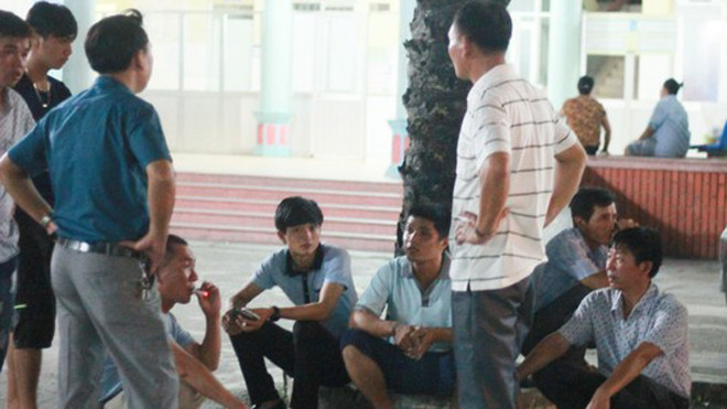 Người nhà sản phụ Lê Thị Thùy bức xúc tới bệnh viện yêu cầu làm rõ nguyên nhân thai nhi chết ngạt.