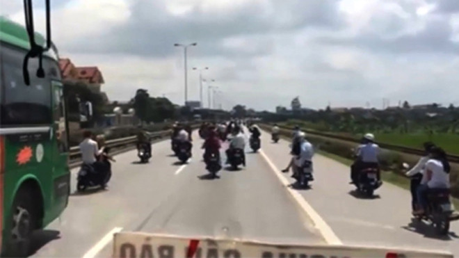 Hàng chục thanh niên lạng lách xe máy “trêu” ô tô trên QL 5