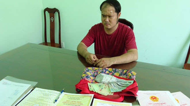 Châu và tang vật vụ trộm. Ảnh: Thuý Phượng.