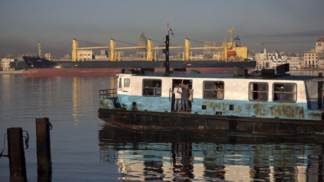 Người dân đi phà từ khu vực Regla tới thủ đô Havana tháng 12/2014. Ảnh: AP.