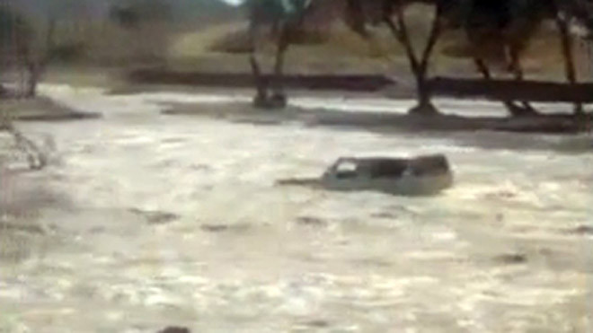 Tài xế kinh nghiệm đưa ô tô thoát lũ ngoạn mục