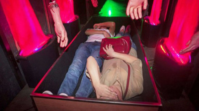 Kỳ quặc trò trải nghiệm cái chết 4D