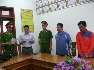 Cơ quan CSĐT Công an Hà Tĩnh đọc lệnh khởi tố, bắt giam hai đối tượng người Hàn Quốc. Ảnh: Văn Hùng. 