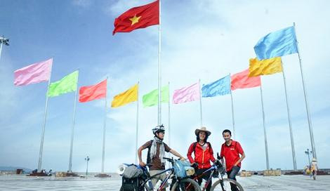 Giang (bên trái) và Phi (giữa), hai chàng "bồ câu đưa thư" đã đến Quảng Ninh. Ảnh: Phuotxuyenviet.