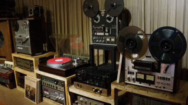 Dân chơi máy hát thường sắm kèm loa và bộ âm ly cho trọn vẹn.