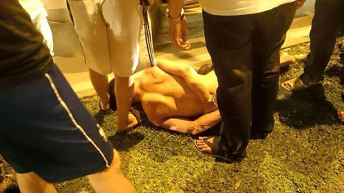 Nam thanh niên bị người dân khống chế.