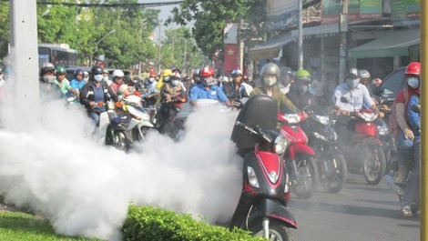 Chiếc xe bốc khói ngùn ngụt