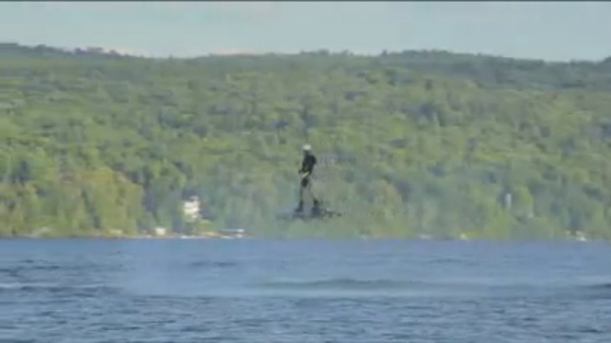 Người đàn ông “bay” trên mặt hồ lập kỷ lục Guinness