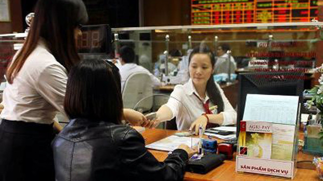 Khách hàng giao dịch tại Agribank