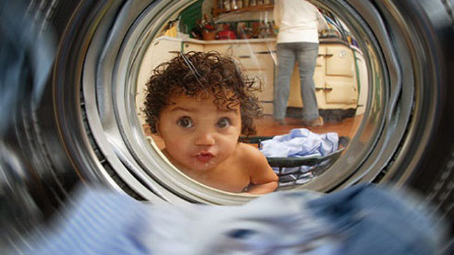 Máy giặt lồng ngang có thể gây những hậu quả khôn lường khi không kiểm soát được hoạt động cúa trẻ. Ảnh: Internet