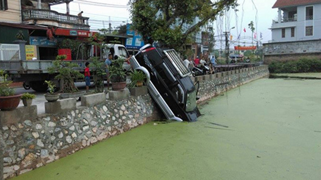 Chiếc xe lao từ trong nhà ra cắm thẳng xuống ao.