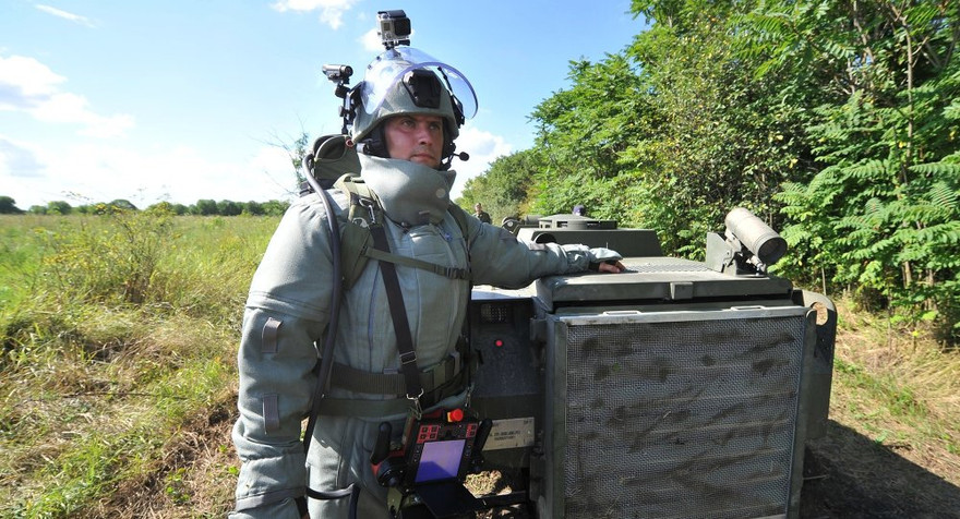 Binh sỹ Nga bên robot quân sự 