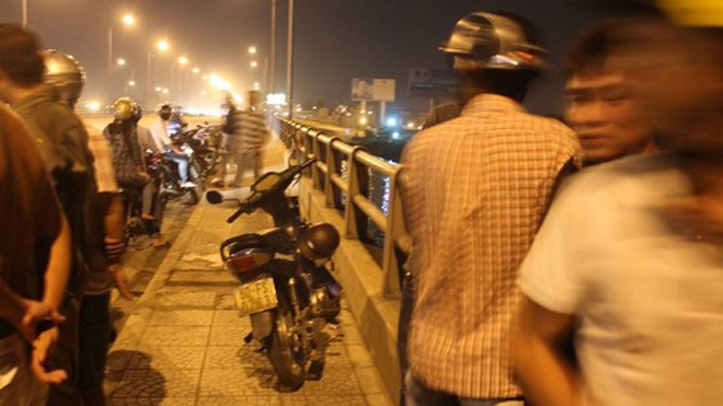 Chiếc xe máy được cho là của đôi nam nữ còn lại ở hiện trường