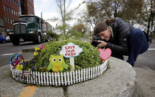 Công viên Mill Ends được trang trí bằng các hình thù sinh động khác nhau.